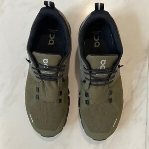 ON Running Waterproof Cloud 5- size W9